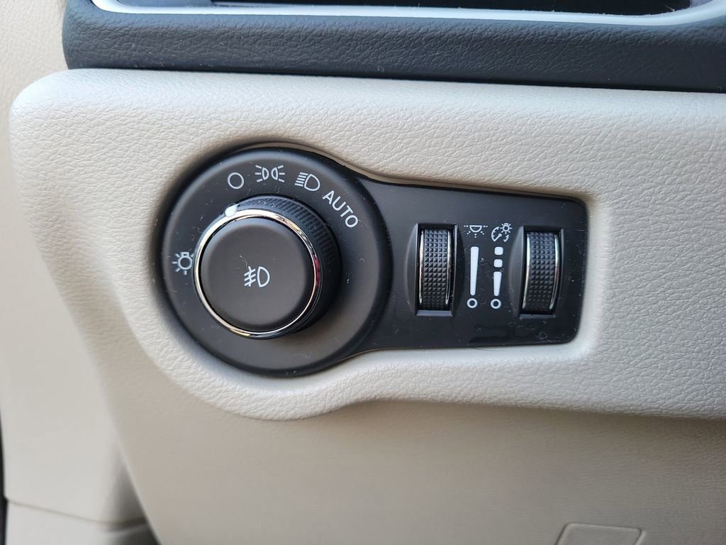 Used 2023 Chrysler Pacifica Touring-L FWD image 26
