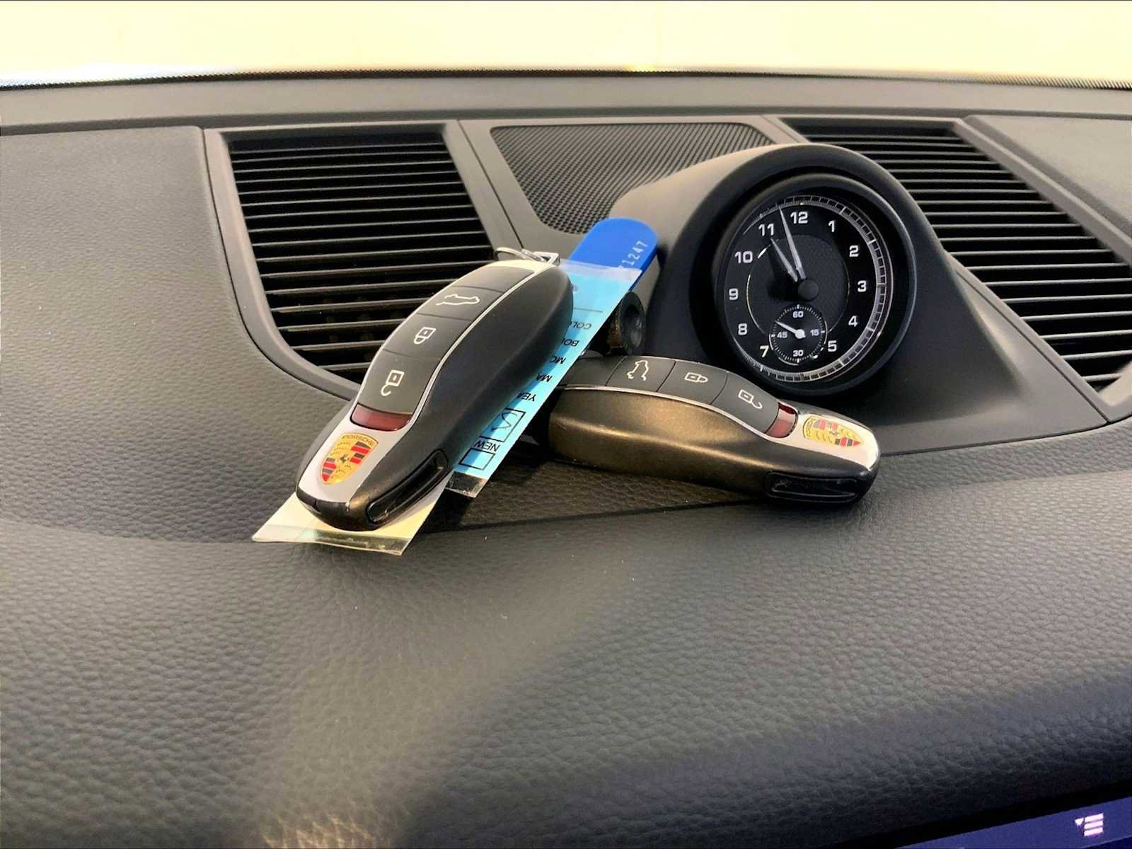 Certified 2025 Porsche Macan image 21