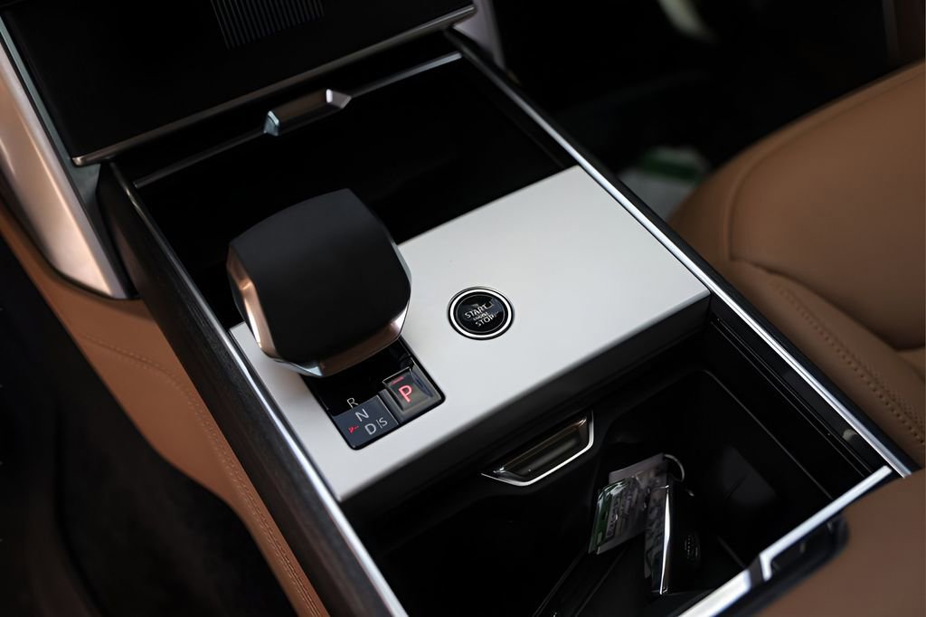 Used 2025 Land Rover Range Rover Autobiography image 17