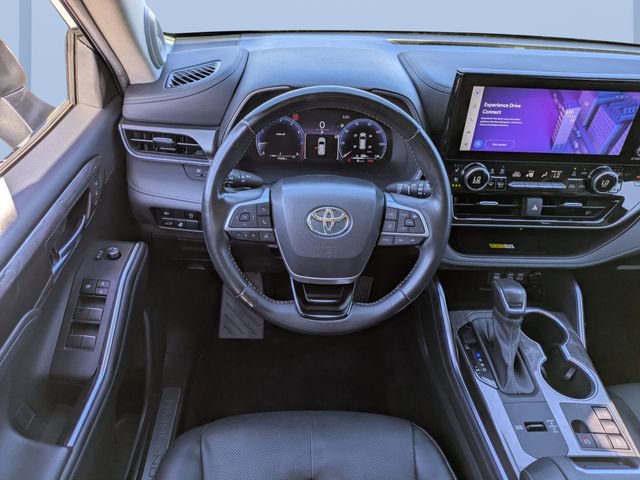 Used 2023 Toyota Highlander Limited FWD image 16