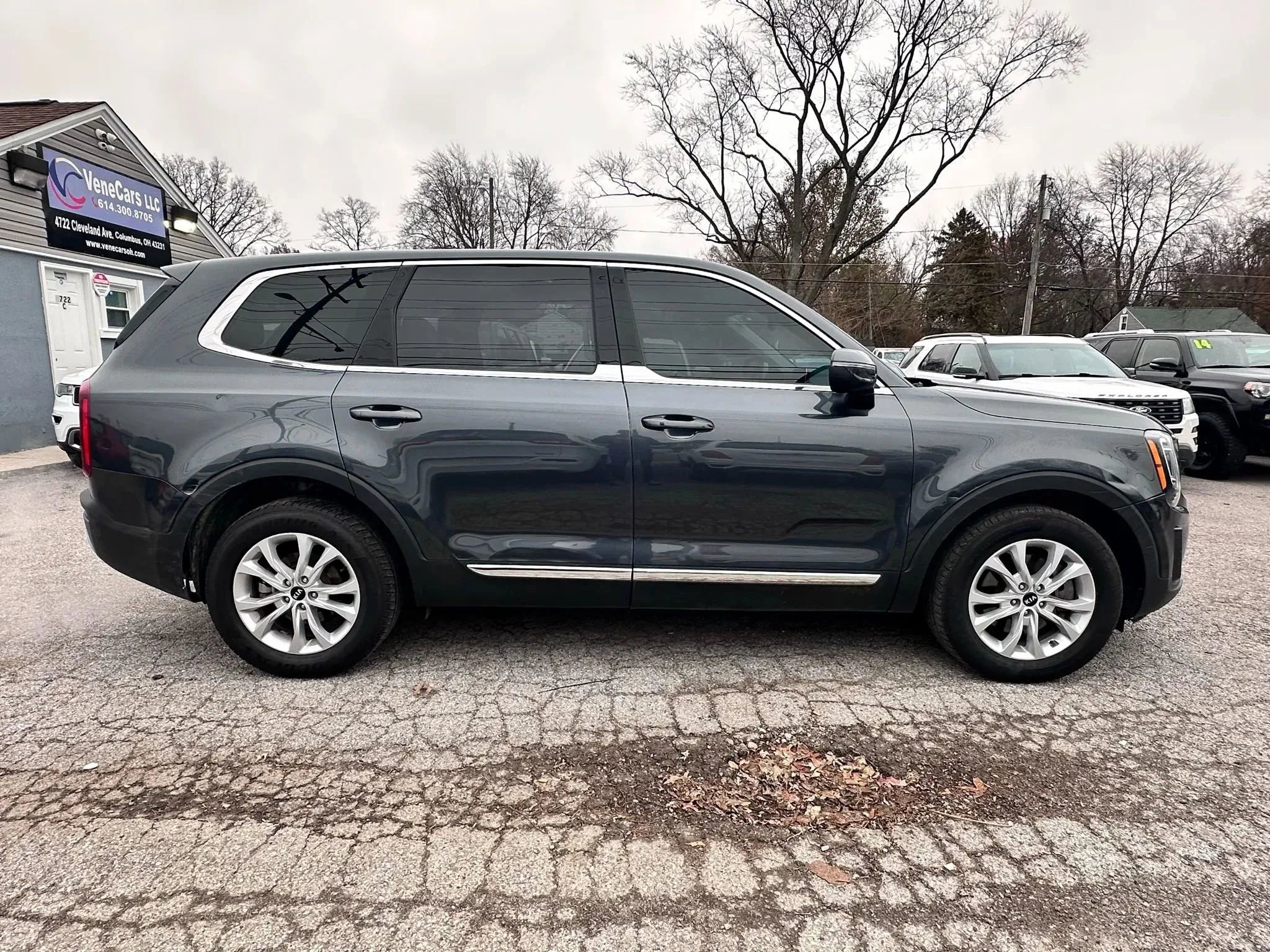 Used 2021 Kia Telluride LX image 3