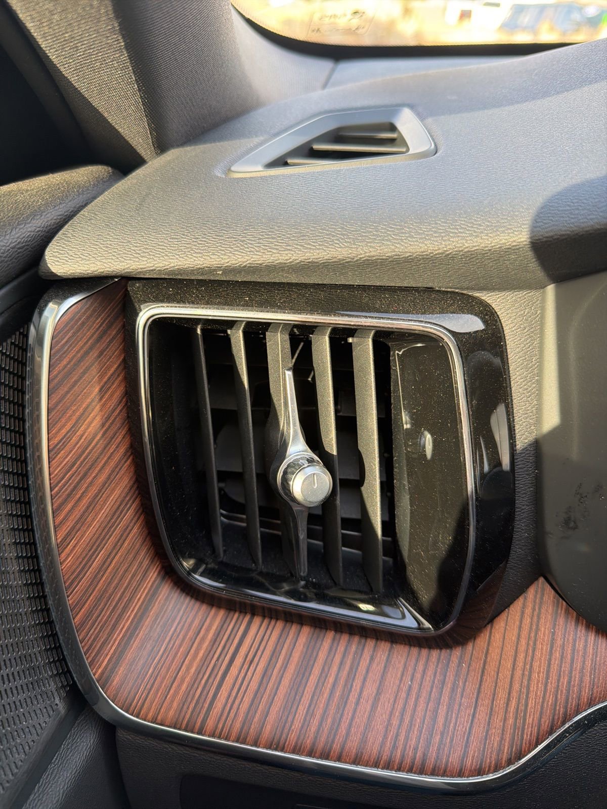 Certified 2025 Volvo XC60 T8 Plus w/ Protection Package Premier image 59