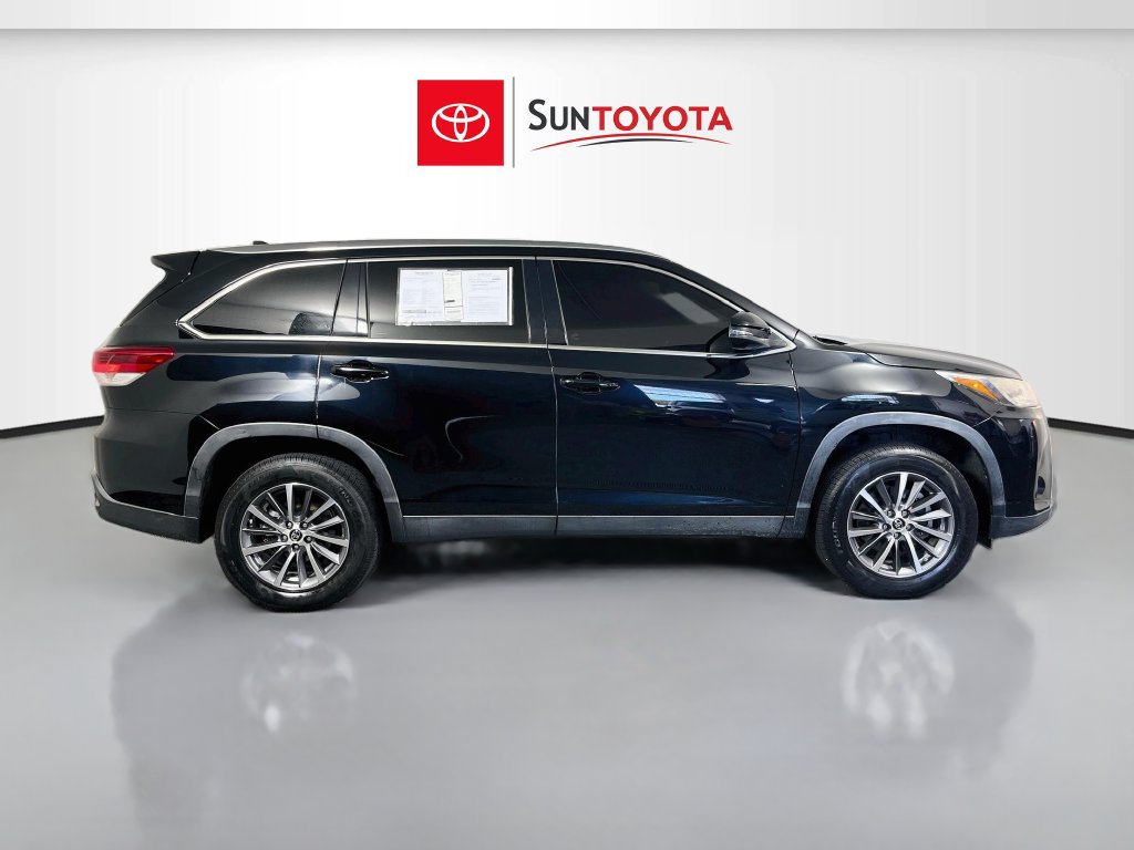 Used 2019 Toyota Highlander XLE FWD image 2