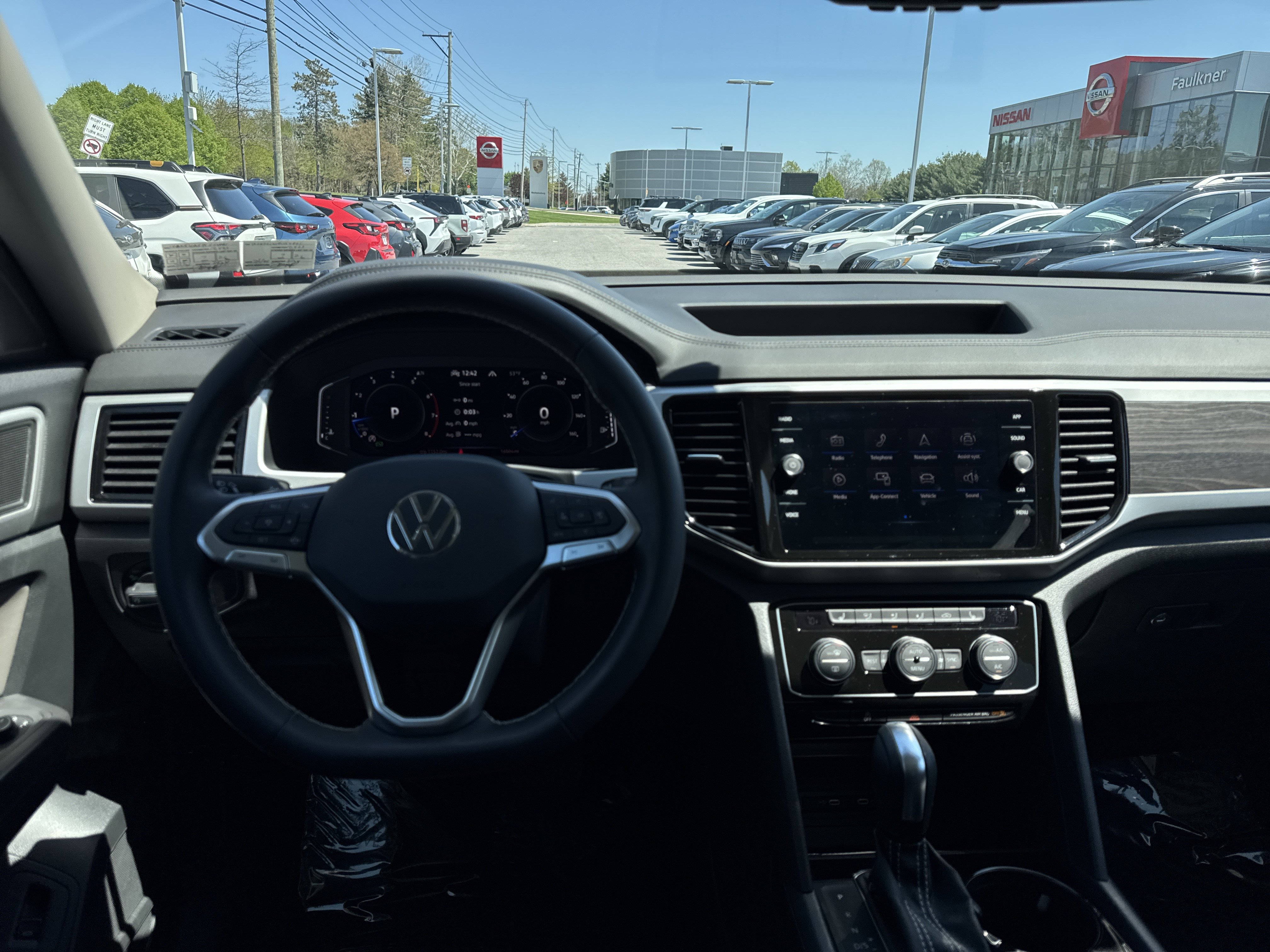 Used 2023 Volkswagen Atlas SE w/ Panoramic Sunroof Package image 3