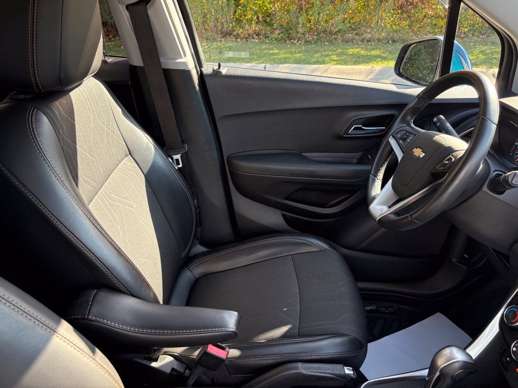 Used 2019 Chevrolet Trax LT w/ LT Convenience Package FWD image 28
