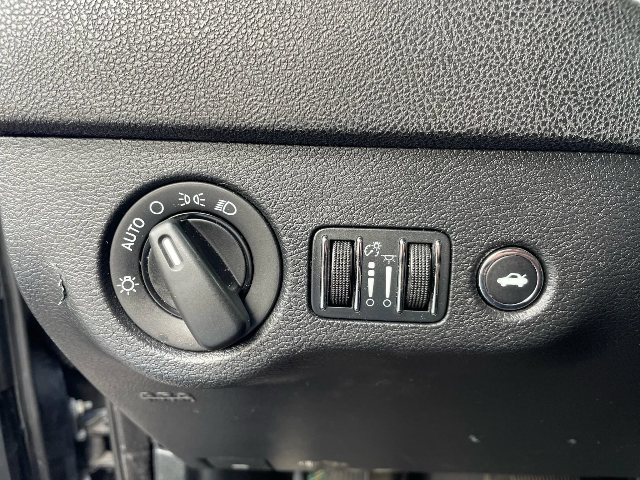Used 2013 Dodge Charger SE RWD image 25