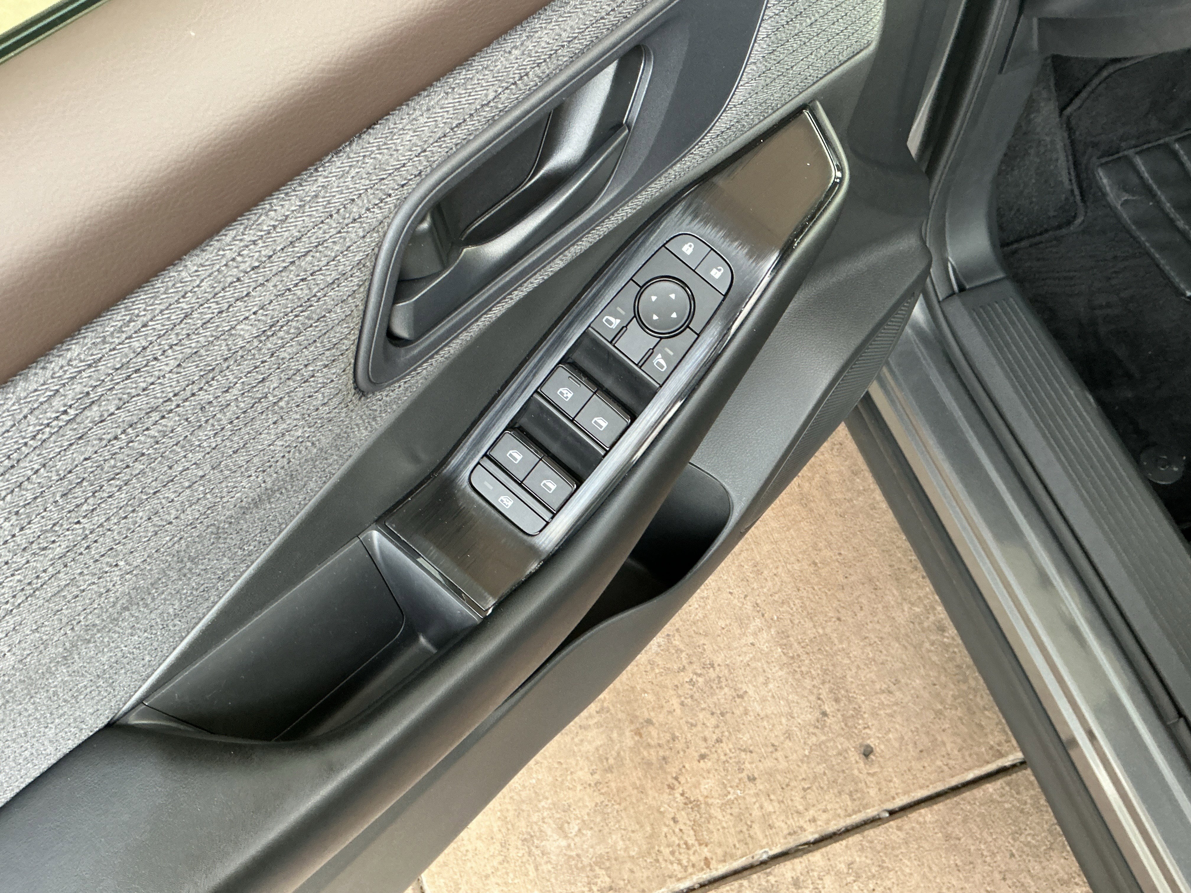 Used 2023 Nissan Rogue S image 15