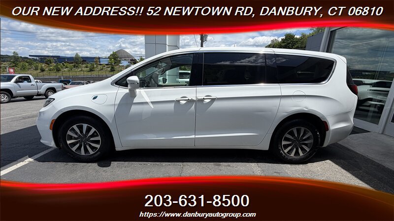 Used 2022 Chrysler Pacifica Touring-L FWD image 2