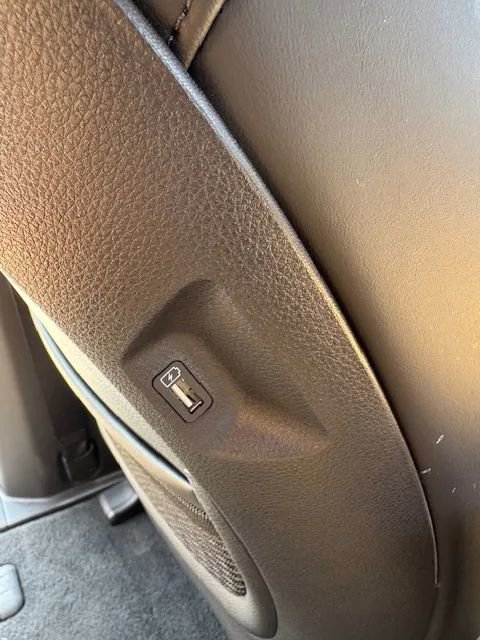 Used 2024 Kia Carnival EX image 28