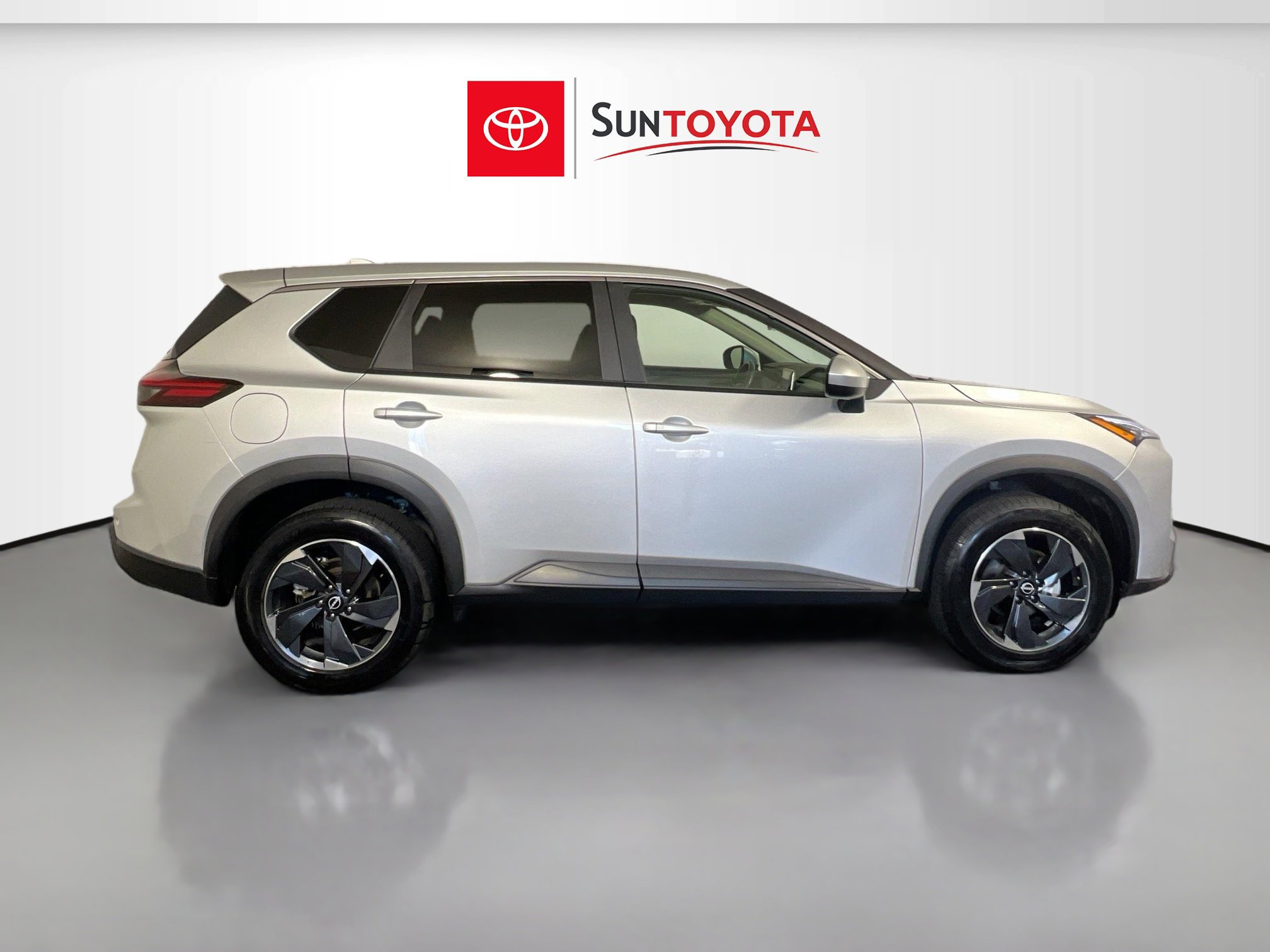 Used 2024 Nissan Rogue SV image 2