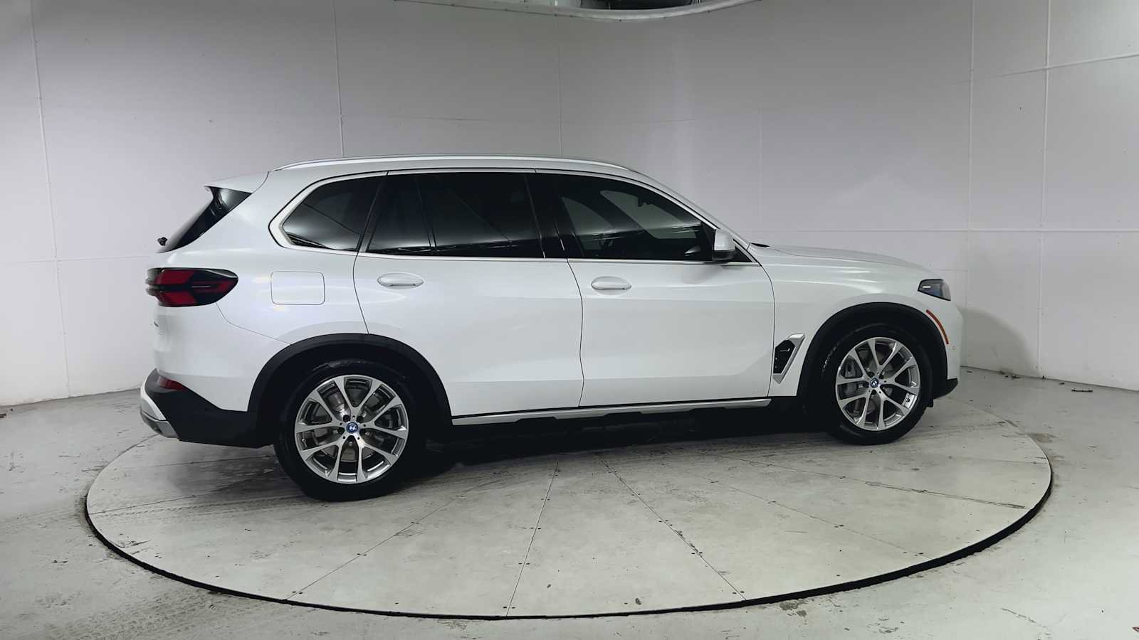Used 2024 BMW X5 xDrive50e w/ Premium Package image 9