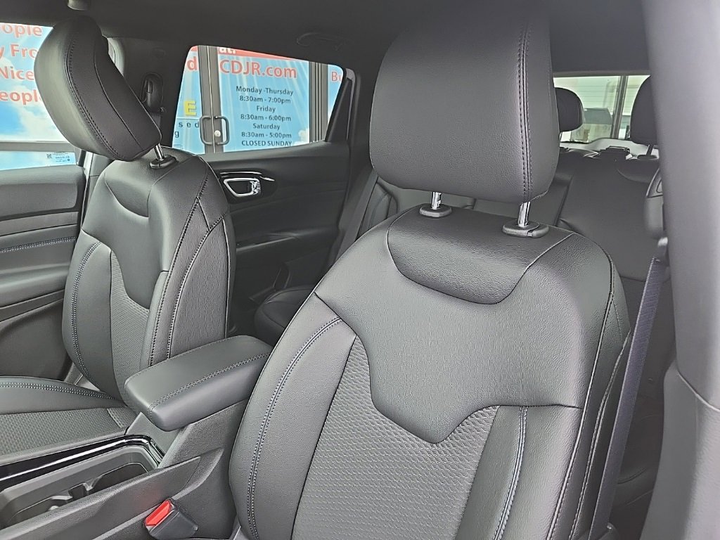 Used 2026 Jeep Compass Latitude image 31