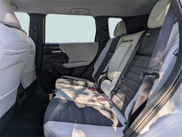 New 2025 Mitsubishi Outlander SE image 15