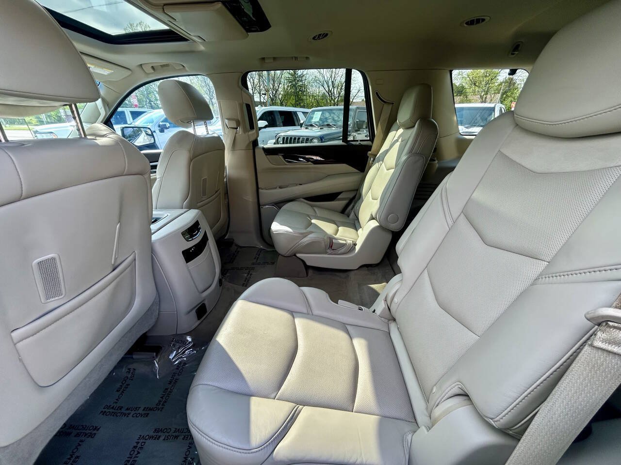 Used 2015 Cadillac Escalade Luxury AWD/4WD image 11