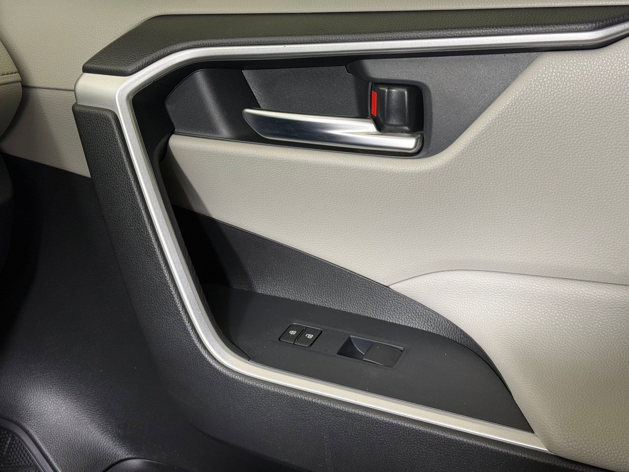 Used 2020 Toyota RAV4 XLE image 24