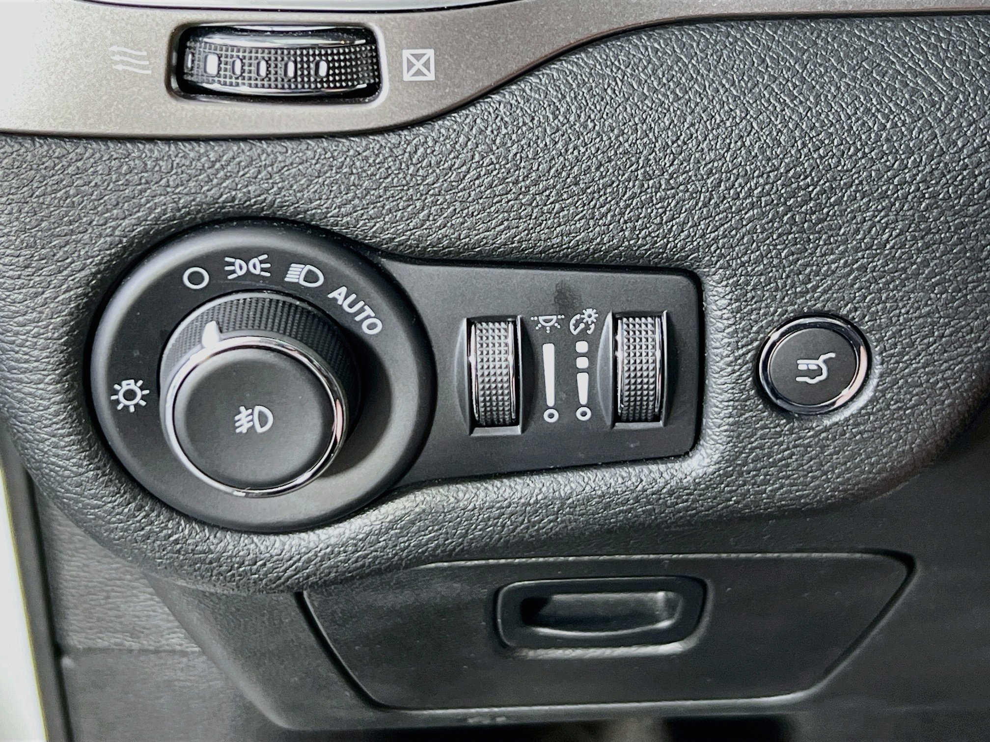 Used 2022 Jeep Cherokee Limited w/ Elite Package image 10