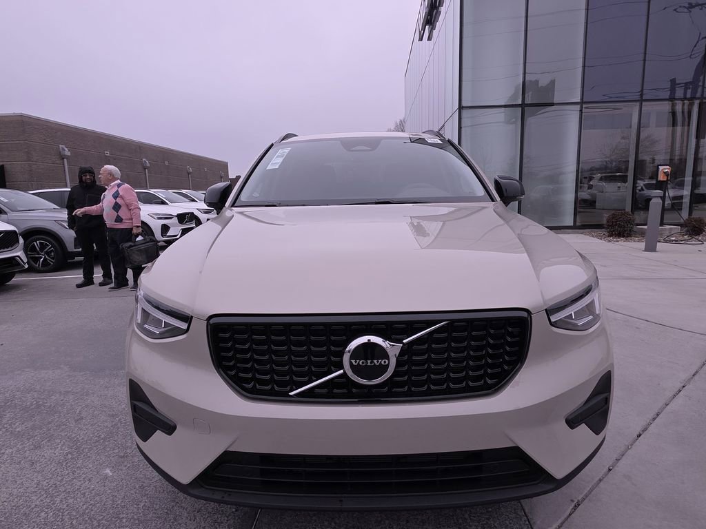 New 2026 Volvo XC40 B5 Core w/ Protection Package image 2
