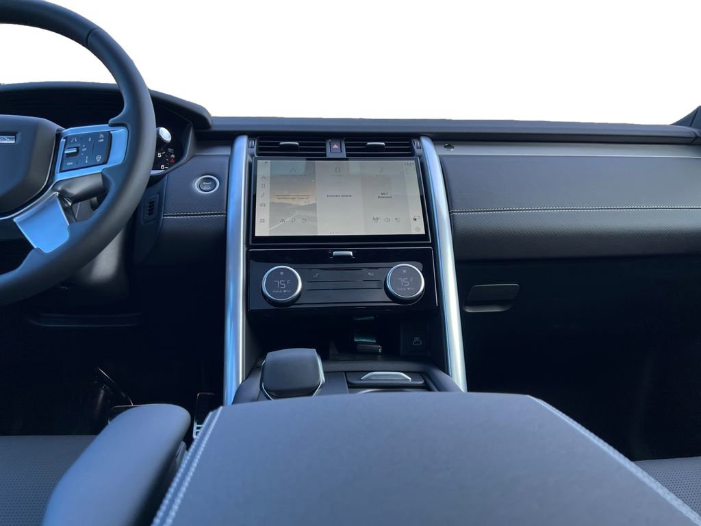 New 2025 Land Rover Discovery Dynamic SE image 27