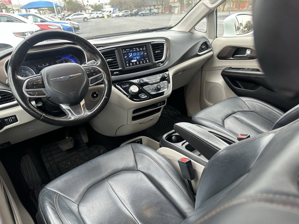 Used 2019 Chrysler Pacifica Touring-L image 17