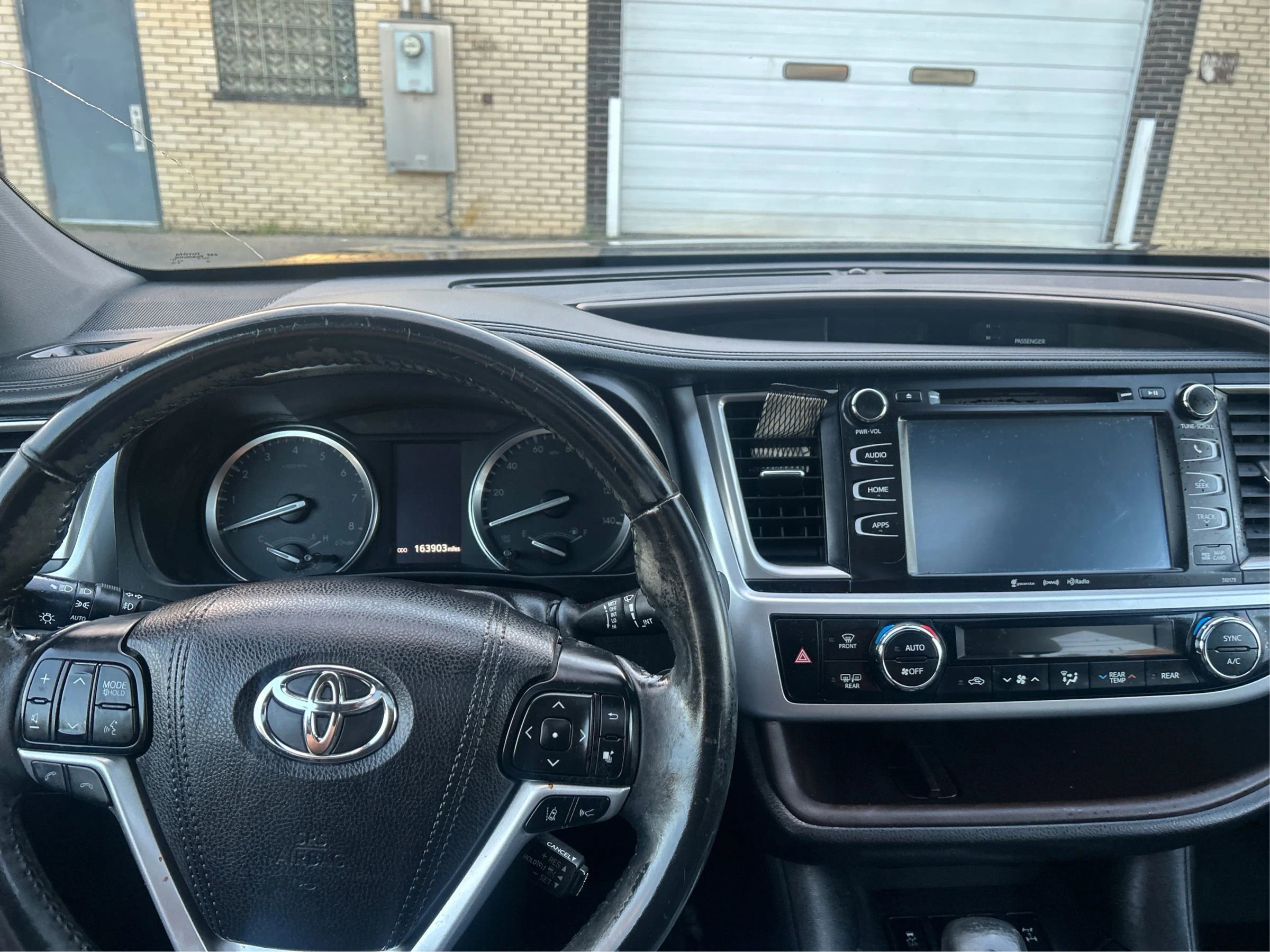 Used 2018 Toyota Highlander XLE image 16