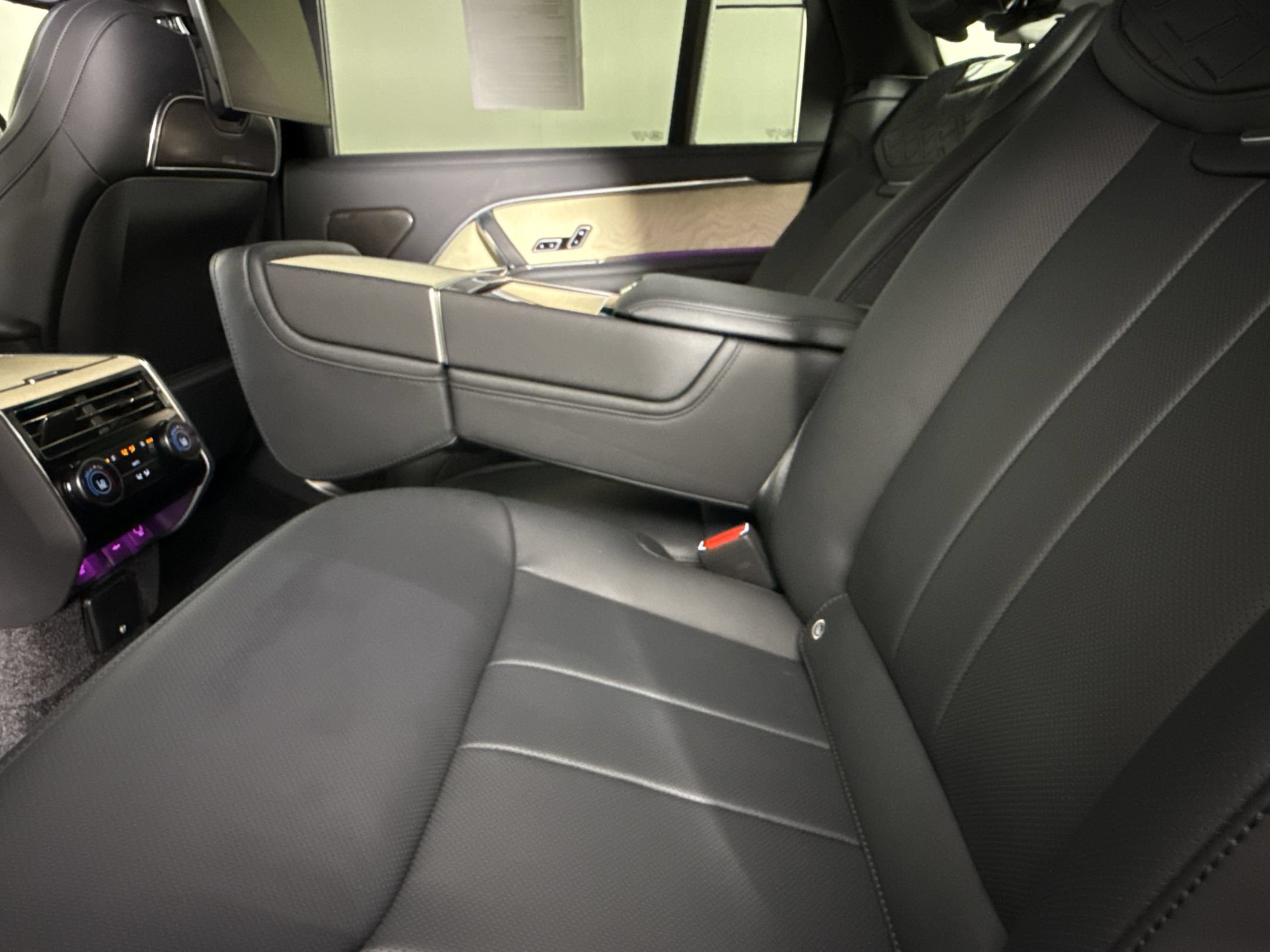 Used 2025 Land Rover Range Rover SV AWD/4WD image 20