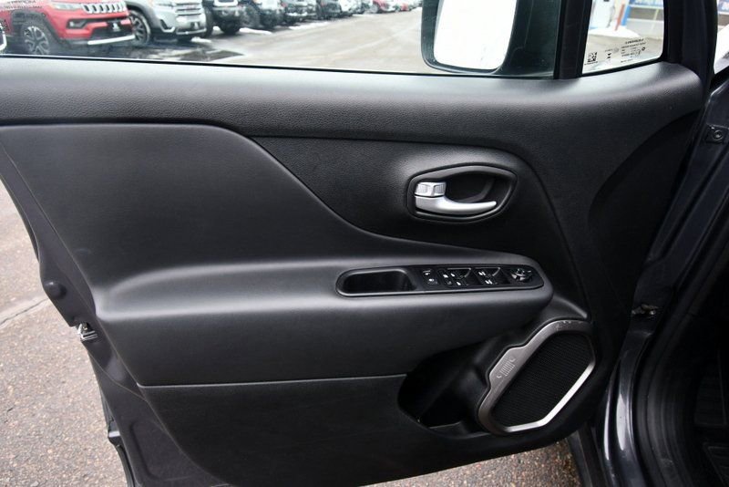 Used 2023 Jeep Renegade Latitude AWD/4WD image 13