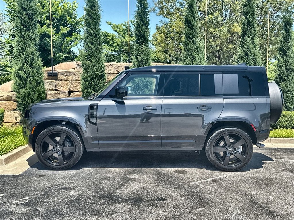 Used 2025 Land Rover Defender 110 X-Dynamic SE image 2