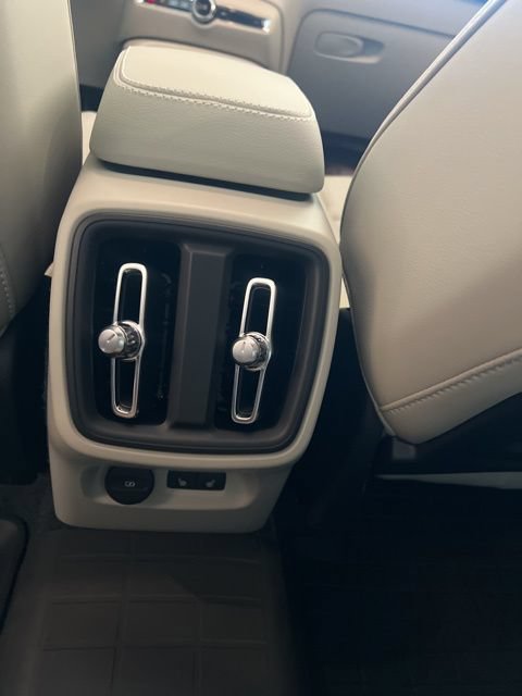 New 2026 Volvo XC40 B5 Ultra w/ Climate Package AWD/4WD image 19