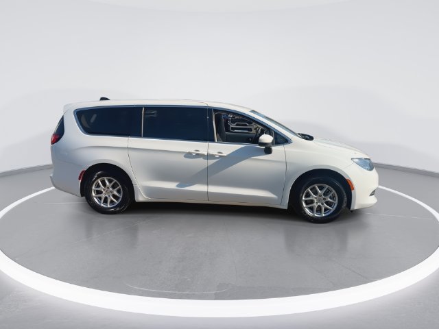 Used 2021 Chrysler Voyager LX FWD image 9