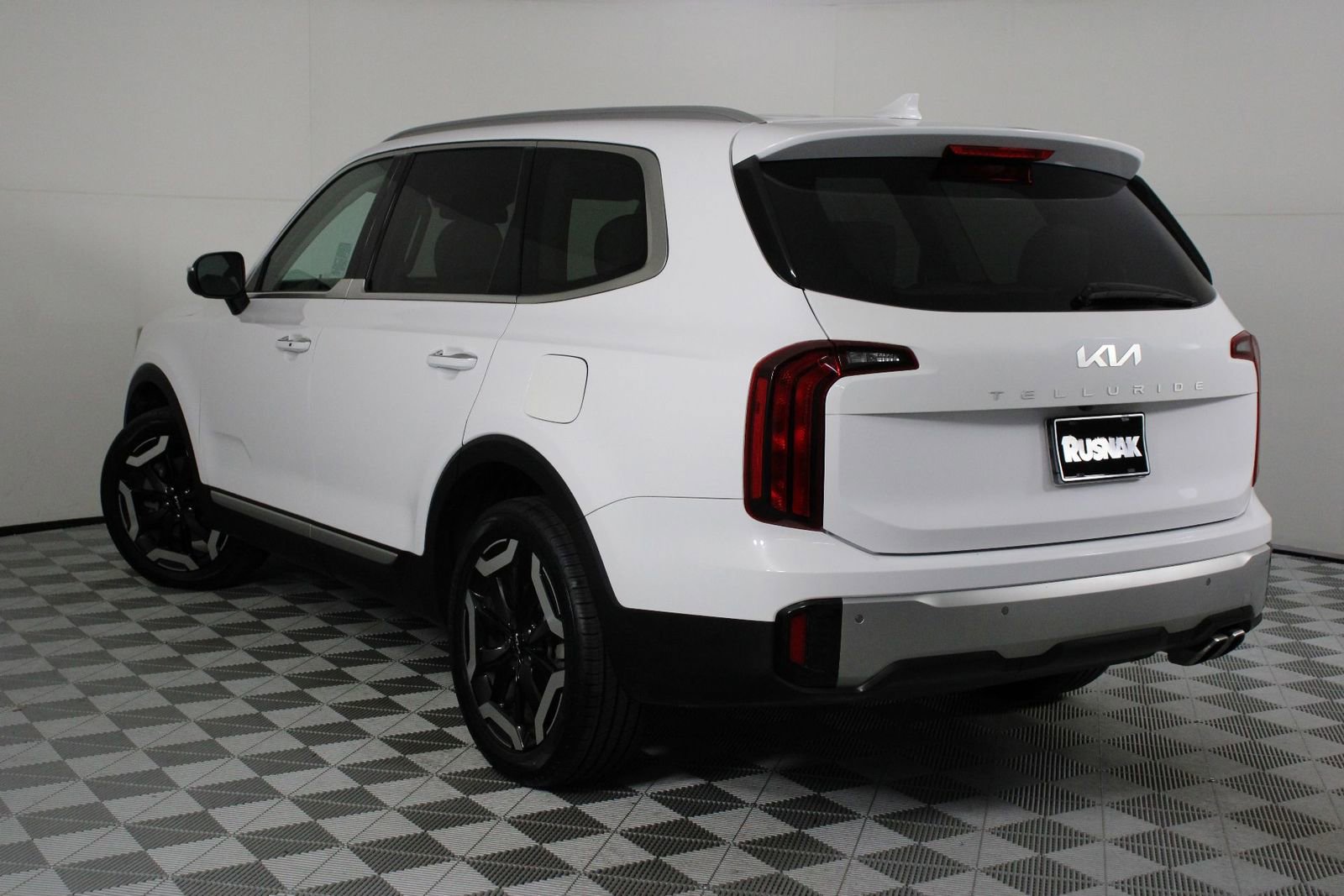 Used 2023 Kia Telluride S image 2