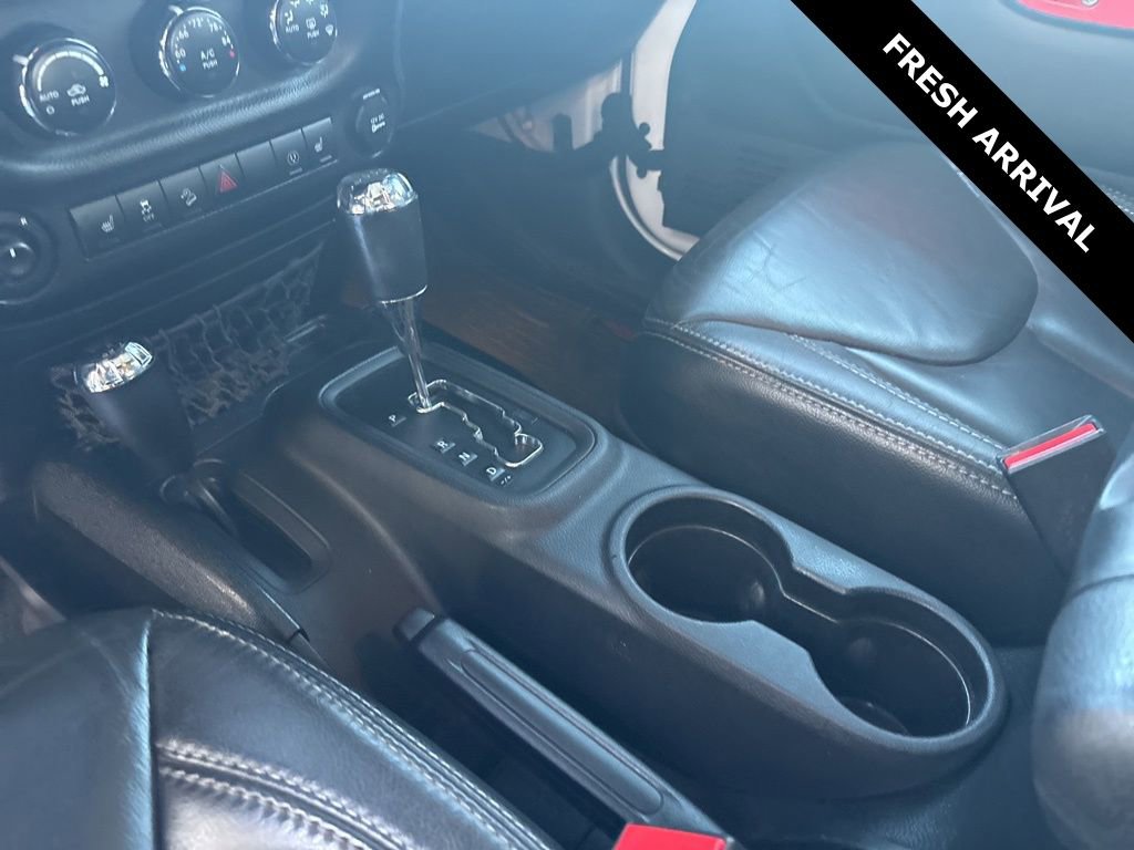 Used 2015 Jeep Wrangler Unlimited Sahara w/ Connectivity Group image 9