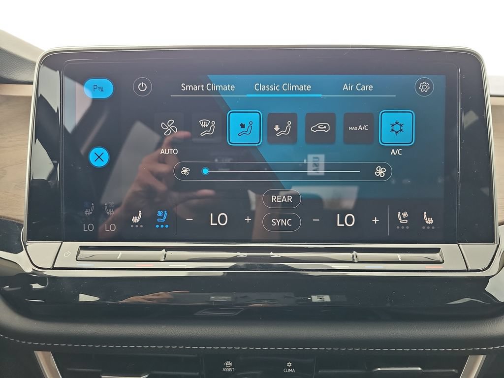 Used 2025 Volkswagen Atlas SE FWD image 24