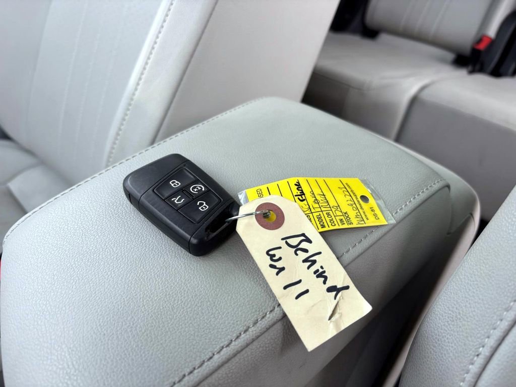 Used 2022 Volkswagen Tiguan SE R-Line image 33