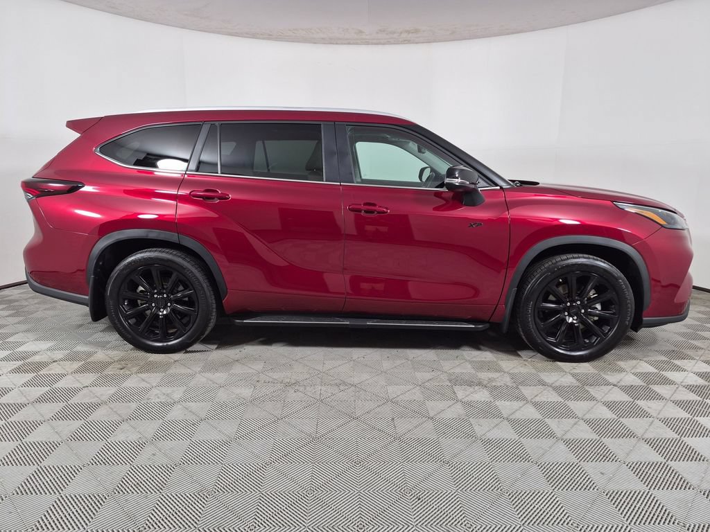 Used 2025 Toyota Highlander XLE FWD image 2