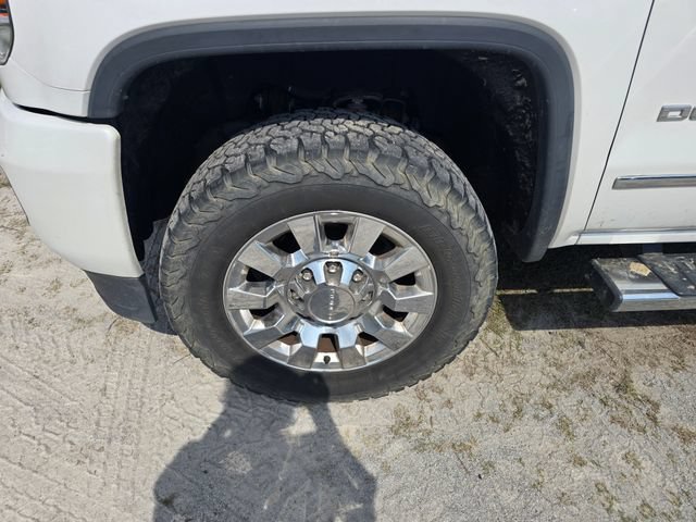Used 2019 GMC Sierra 2500 Denali w/ Duramax Plus Package AWD/4WD image 2