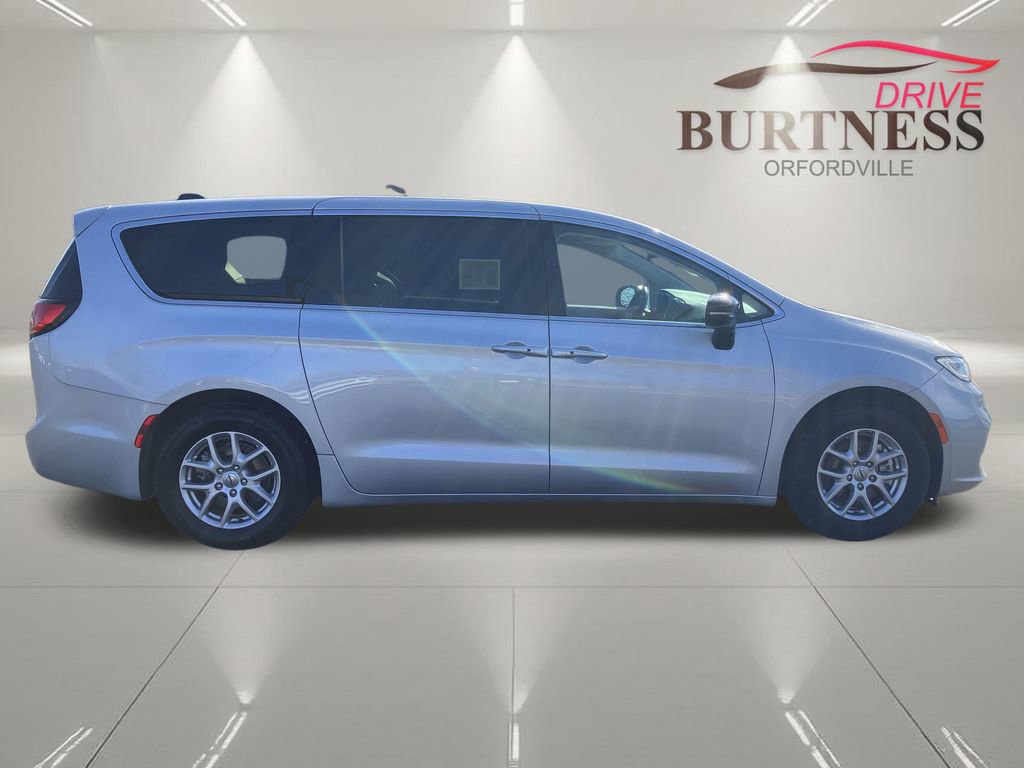 Used 2024 Chrysler Pacifica Touring-L FWD image 12