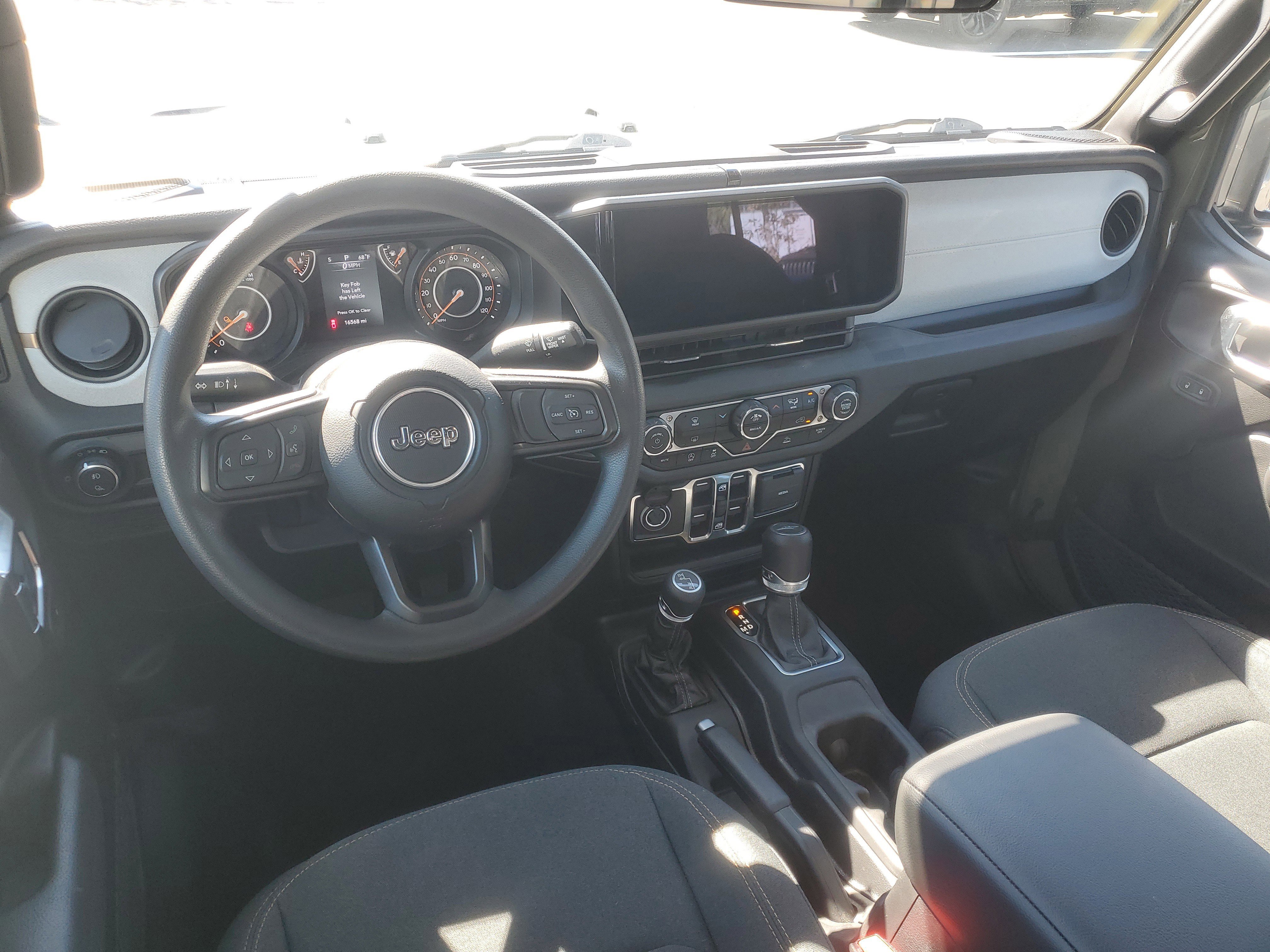 Used 2025 Jeep Gladiator Sport AWD/4WD image 16