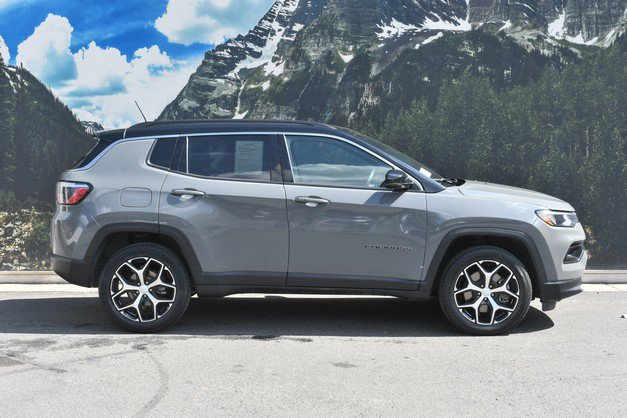 Used 2024 Jeep Compass Limited AWD/4WD image 2