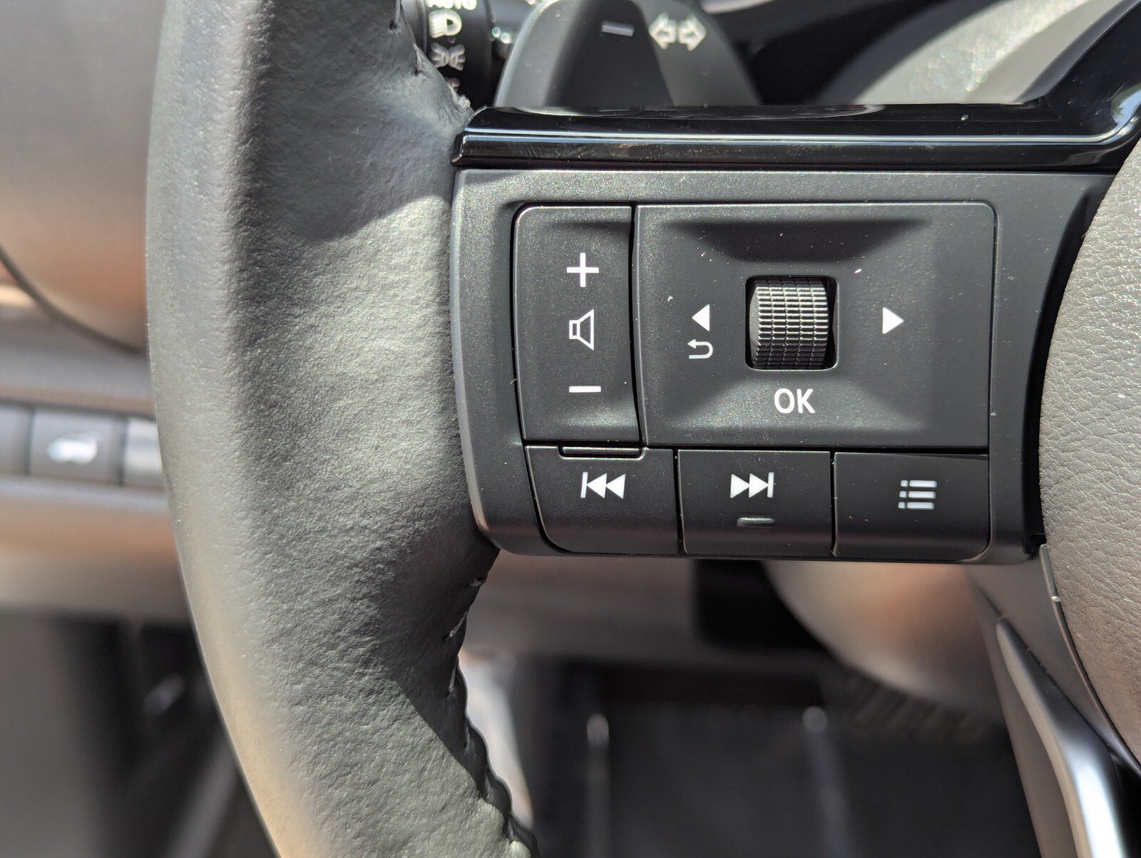 Certified 2025 Nissan Pathfinder SL FWD image 30