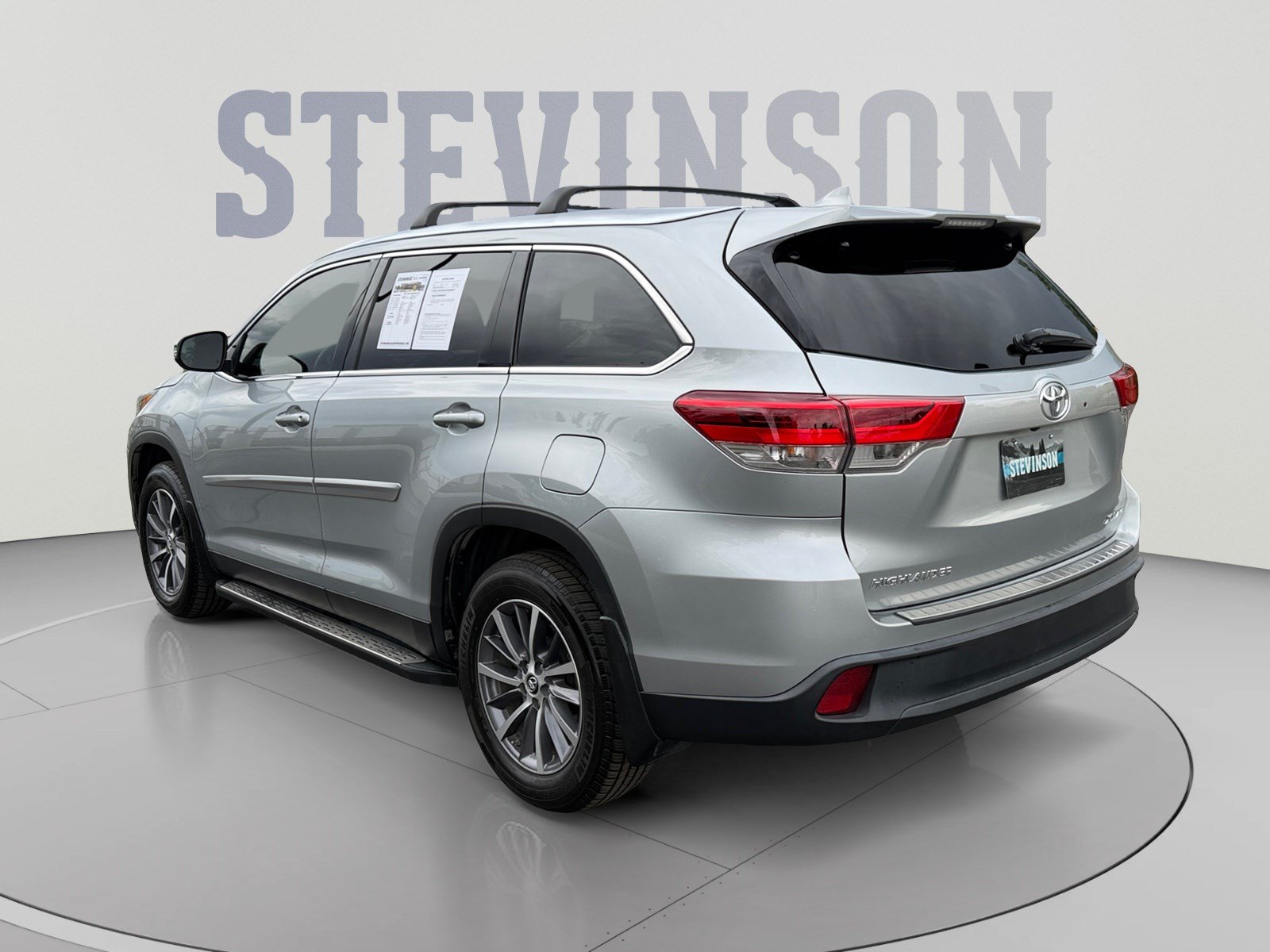 Used 2019 Toyota Highlander XLE AWD/4WD image 3