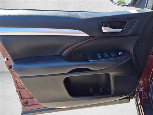 Used 2019 Toyota Highlander XLE AWD/4WD image 11