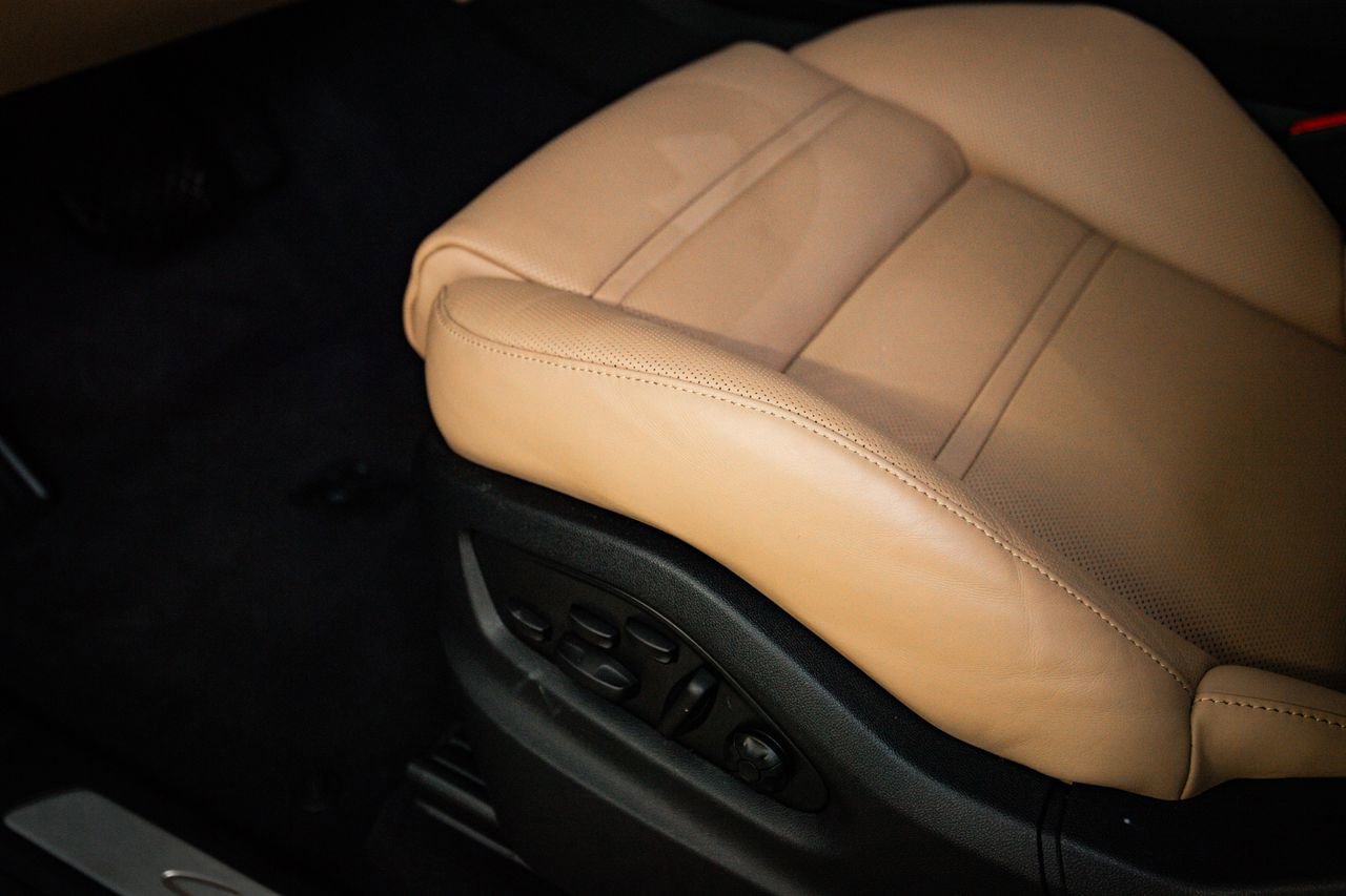 Certified 2025 Porsche Cayenne AWD/4WD image 14