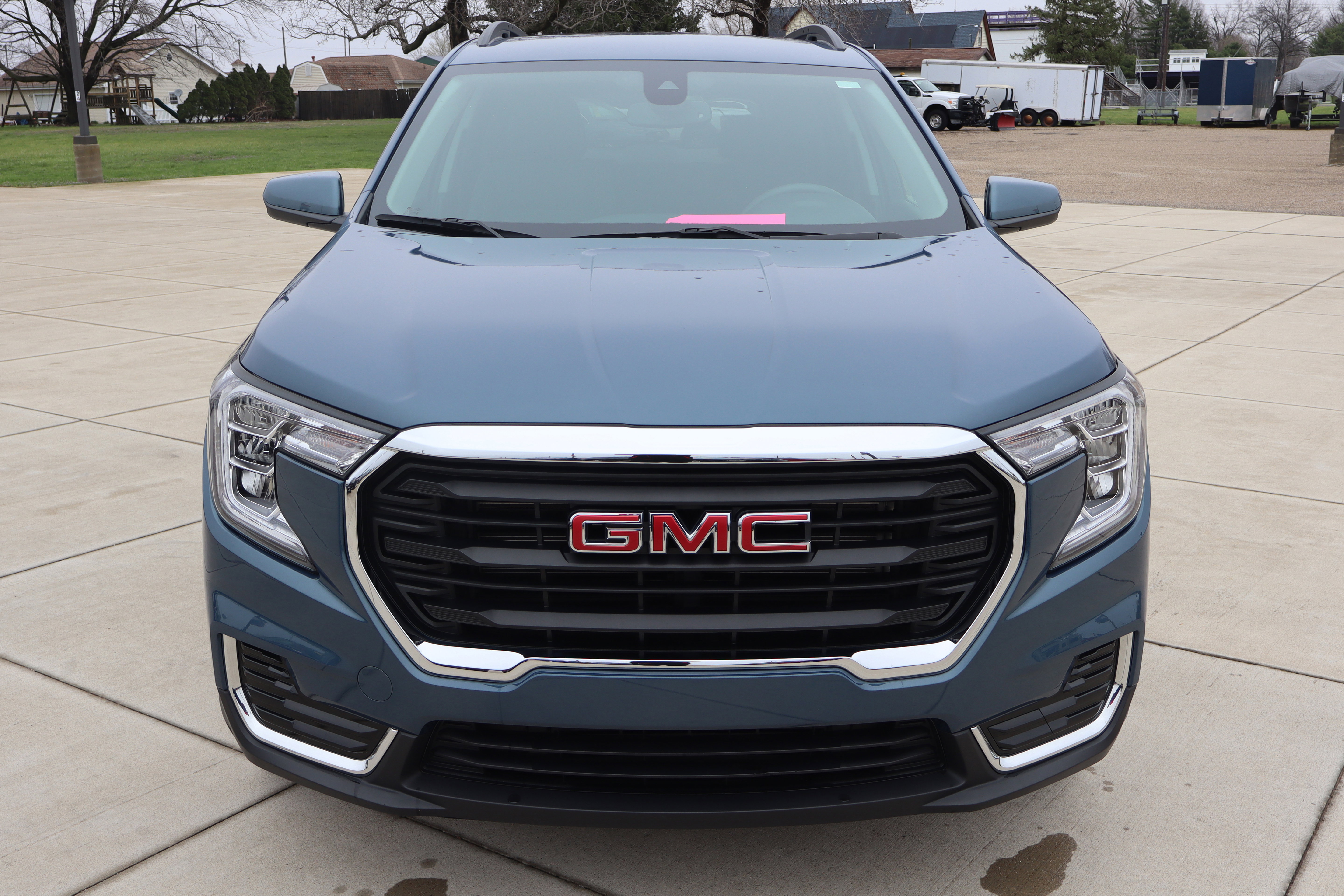 Used 2024 GMC Terrain SLE w/ Driver Convenience Package image 2