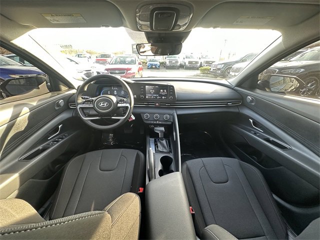 Used 2025 Hyundai Elantra SE image 16