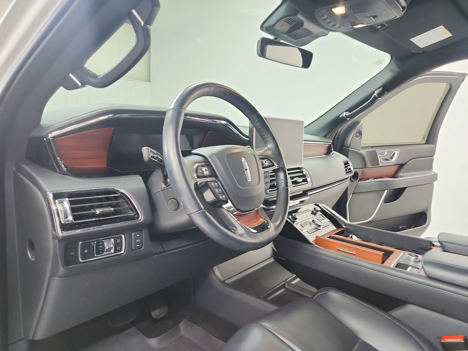 Used 2024 Lincoln Navigator Premiere AWD/4WD image 18