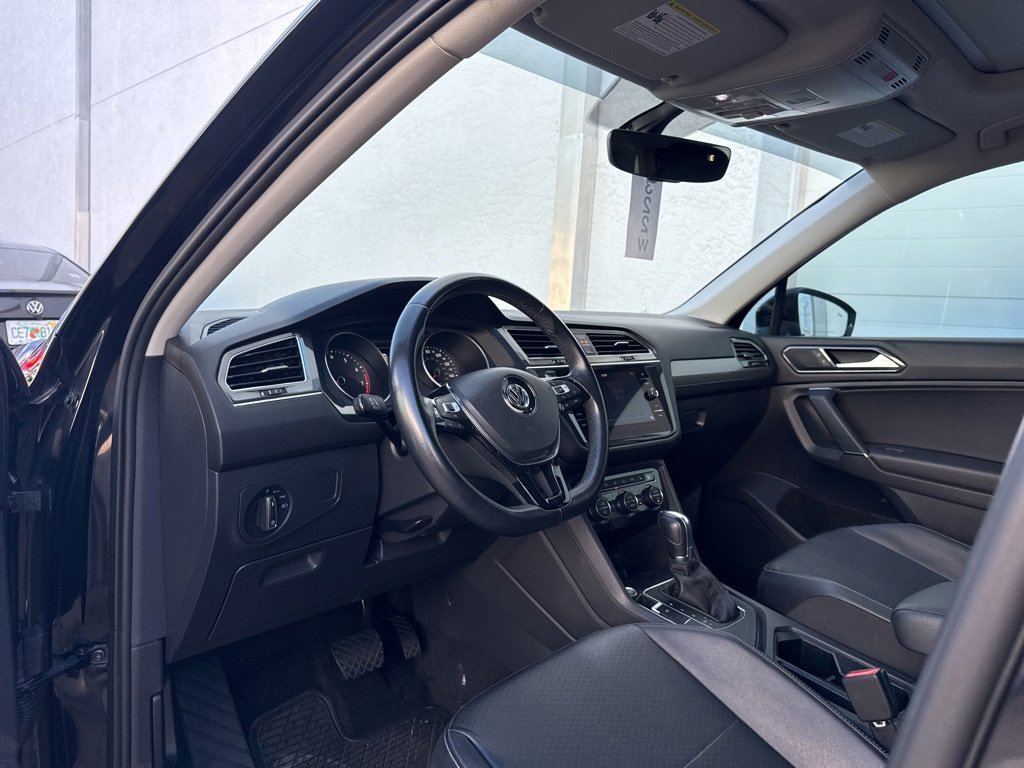 Used 2018 Volkswagen Tiguan SE w/ Panoramic Sunroof Package image 4