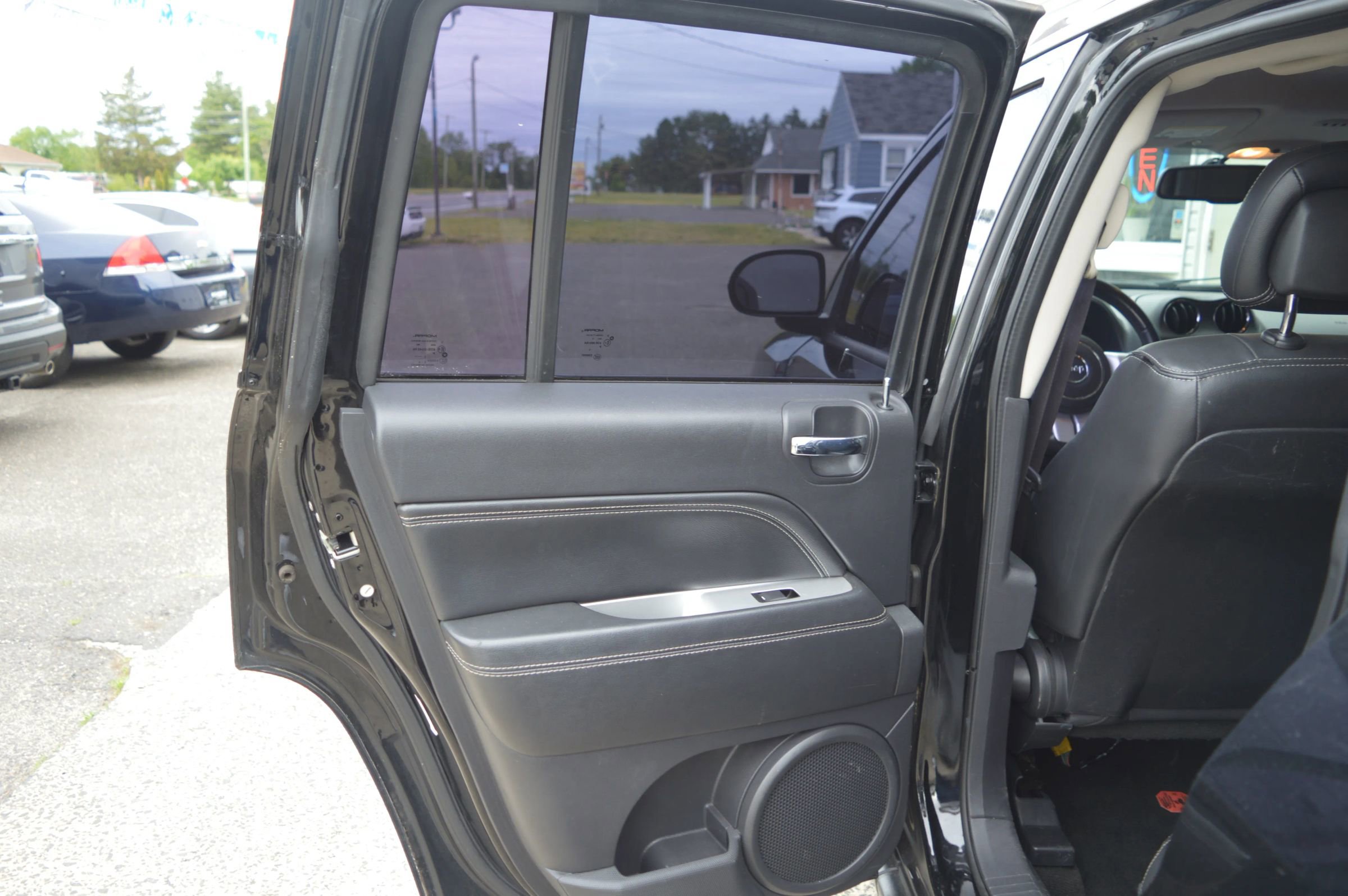 Used 2014 Jeep Compass Latitude FWD image 23