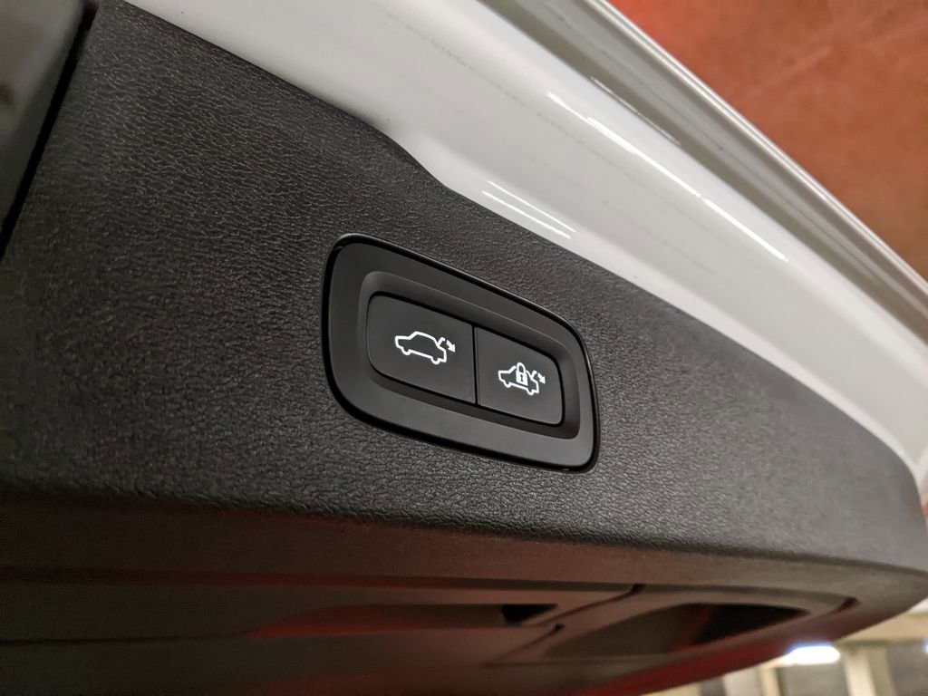 Certified 2024 Volvo V60 B5 Cross Country Plus image 29