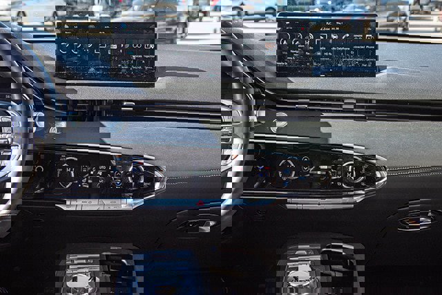 Used 2025 Genesis GV70 2.5T image 11