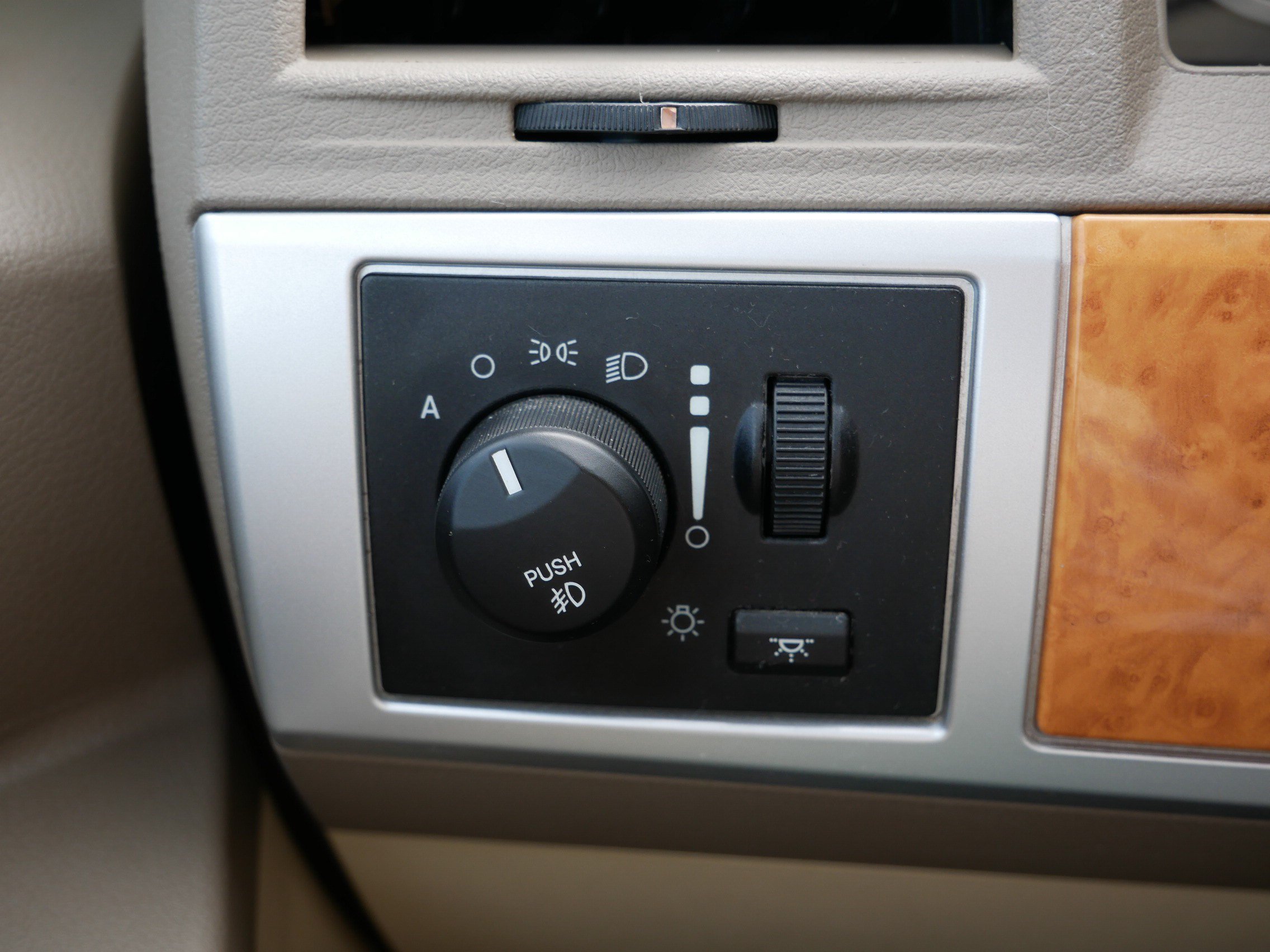 Used 2010 Chrysler Town & Country Limited FWD image 26